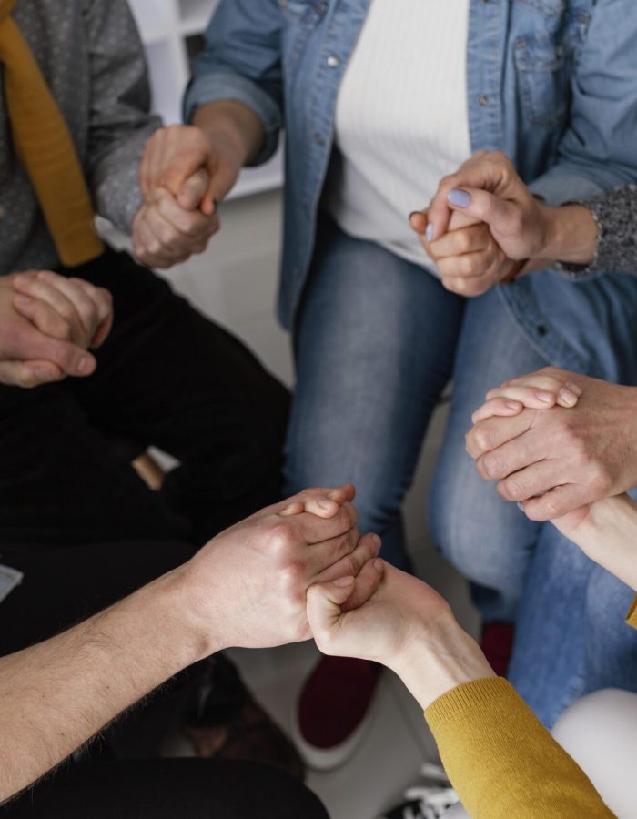 grup-therapy-session-holding-hands